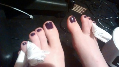 ashfeet: Finally repainting my toesies. Hope you guys like the colour :) -Ash