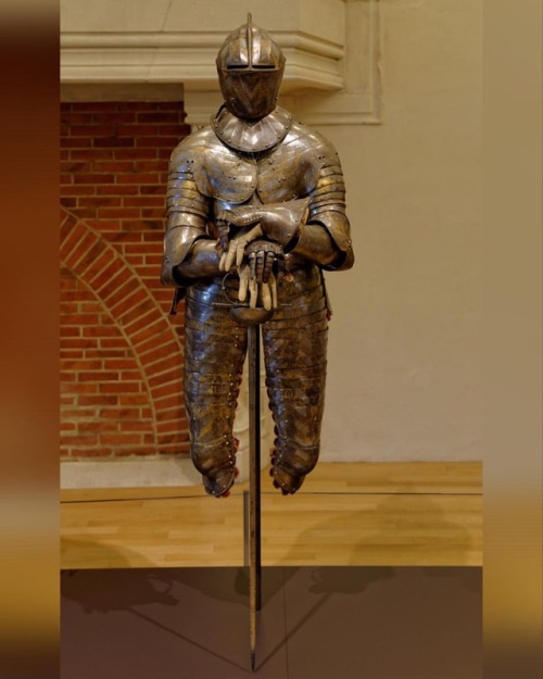 george-steel-armours:Armure du comte Jean de Saulx-Tavannes (1555-1630). Décorée de bandes ornementé