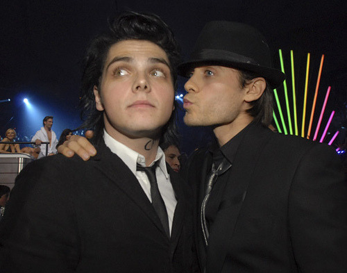 armyofechelon:  Jared Leto & Gerard Way - Backstage Europe Music Awards 