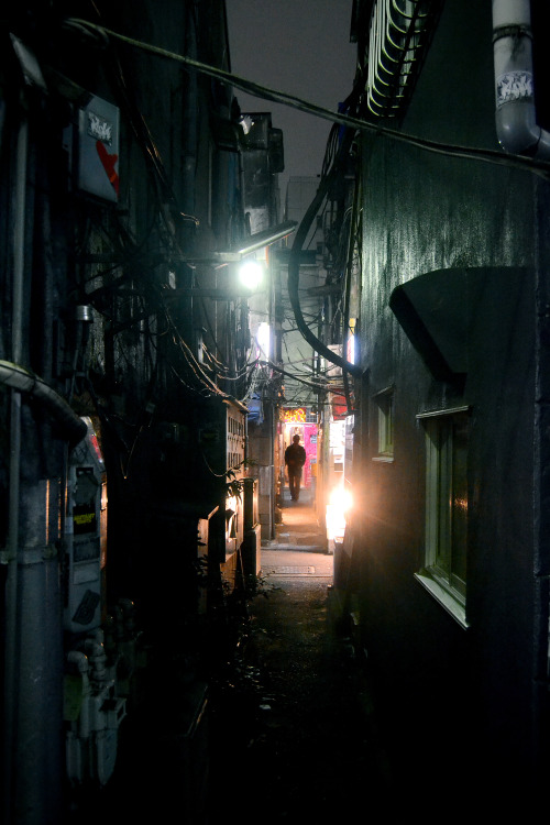 b-no-photo-stuff:- Silhouette - Golden Gai - Tokyo -