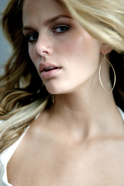 brooklyn-decker-is:  alluring 