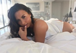 daily-celebrities:  Demi Lovato