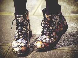 jollygoodfellowblog:  cool shoes :3 