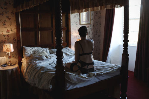 teaspoonsn: Playing in the four poster bed with the morning light