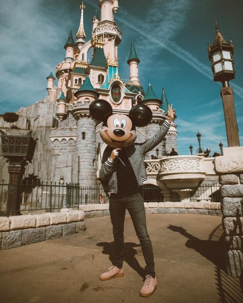Channeling my inner Mickey today in #Disneyland!Have a magical Sunday! ✨ #SeasonOfTheForce #Disneyla