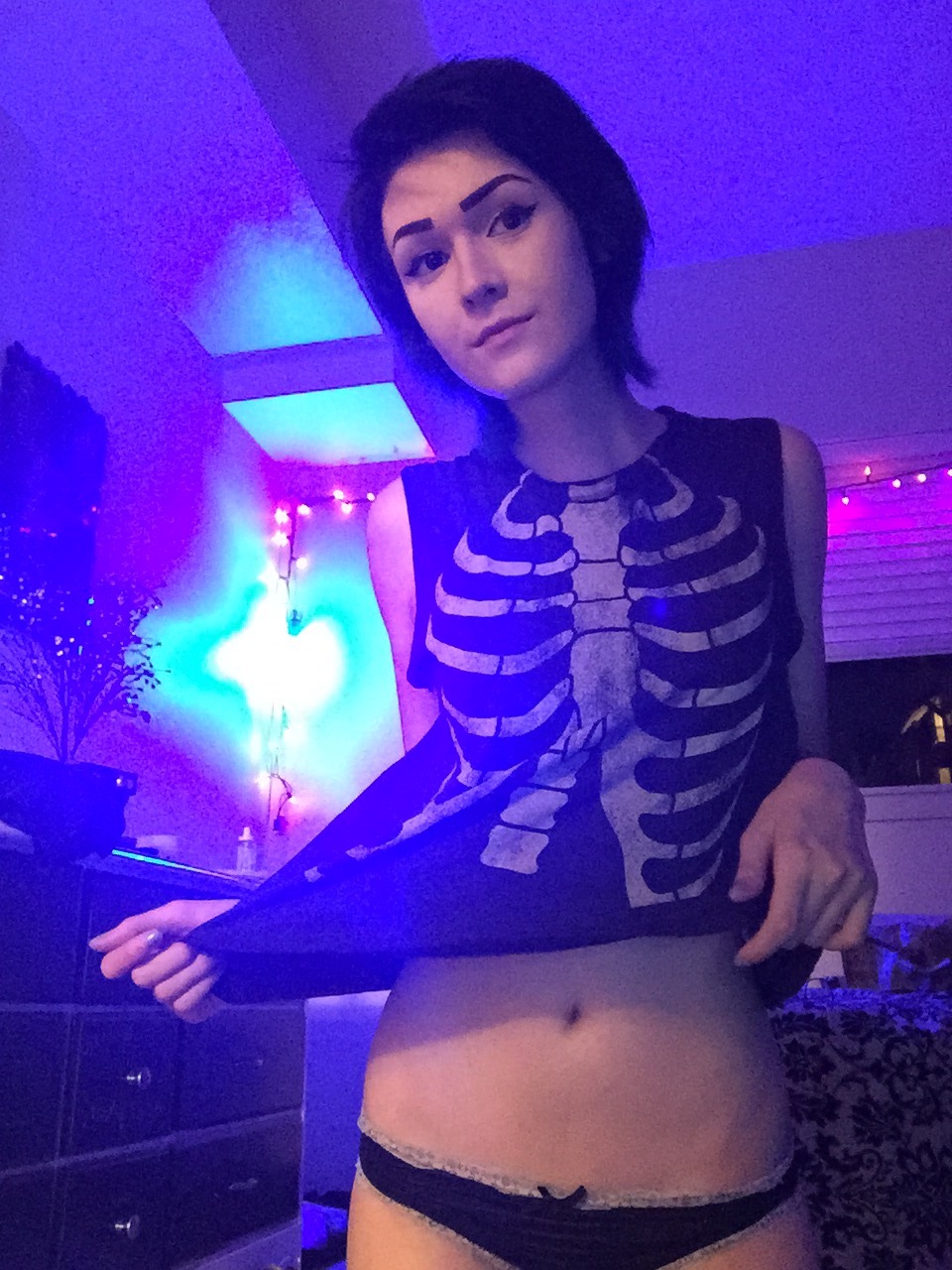 ivyaura:  the lighting in my room is cute
