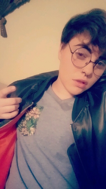 dorararararararara: It’s your local fuckboy [ He/they ] HANDSOME!!!!!