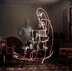 evokesart:Pablo Picasso drawing with lights