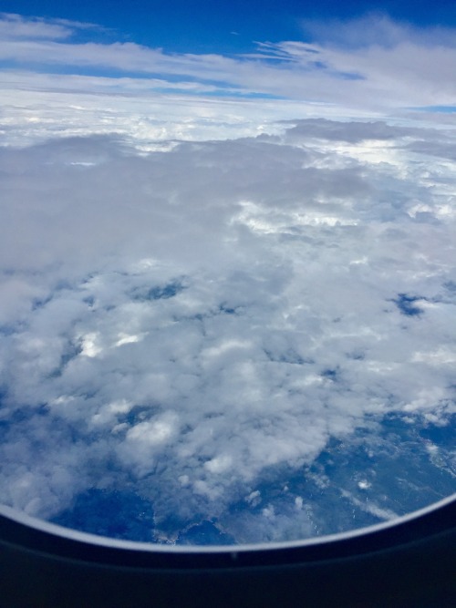 jasmine7031:To TokyoOn takeoff time, Fukuoka was cloudy. In the sky, it was a blue sky.