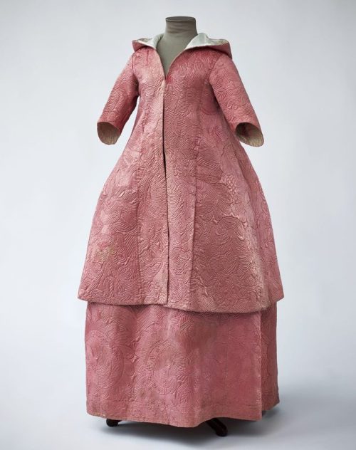 Quilted hooded morning robe and skirt, probably for a bride, 1770-80. From Design Museum Denmark 