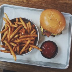 shygirlloudvoice:  Celebratory it’s Friday bacon burger 🎉 
