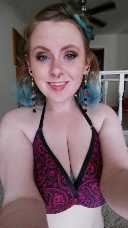 chellesilverstein:    clips4sale | Extralunchmoney| clipvia| live shows    