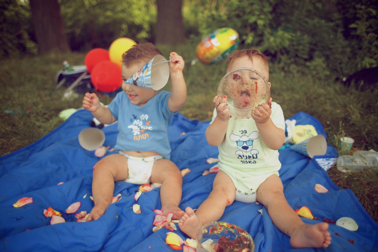 Here are some of my favorite images from a fun and messy “1st birthday” session with twins Leo & Eli.