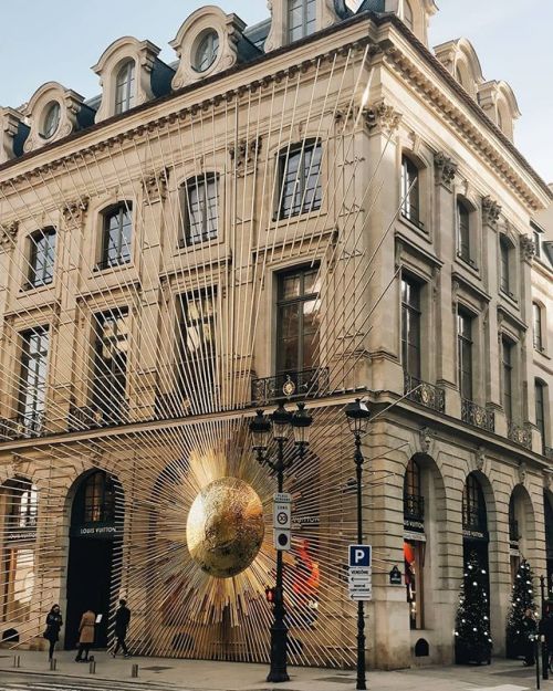 bonjourfrenchwords: La façade du magnifique vaisseau amiral de Louis Vuitton à Paris est le coin de 