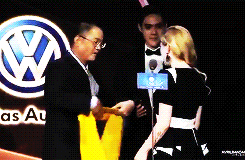 avrillavigine:  Avril Lavigne wins best global singer award at Huading Awards (X)
