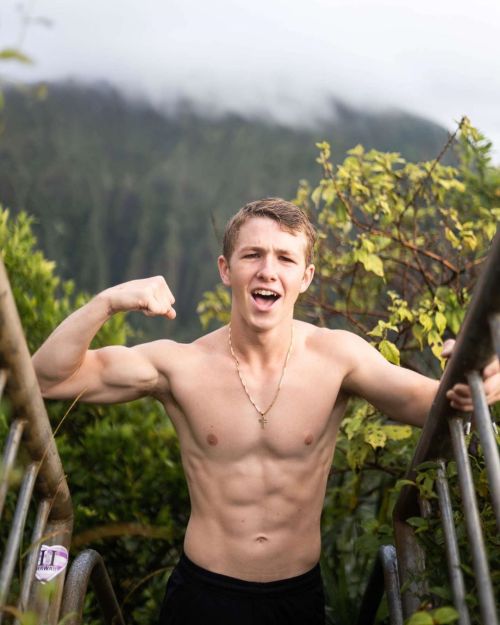 loadmeupbois: alphagryffindors: Ethan Wackeractor, college student Allow me, Ethan.