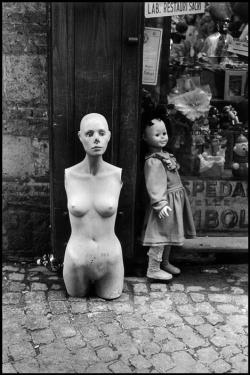  Eliott Erwitt, Naples 2004 