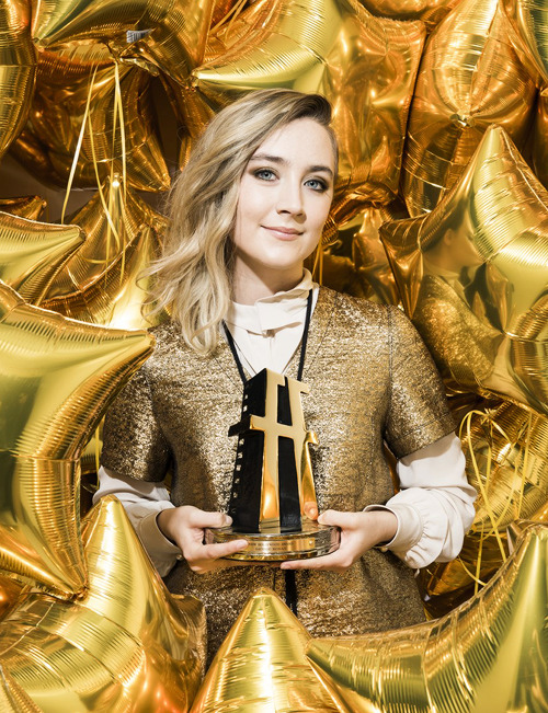 Saoirse Ronan poses with her New Hollywood Award backstage at the Hollywood Film Awards - Nov 1, 201