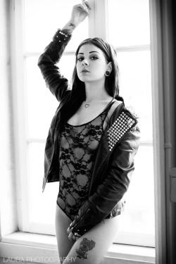 wildfoxwithowleyes:  Another simplicity by: Gossip Suicide aka Laura 