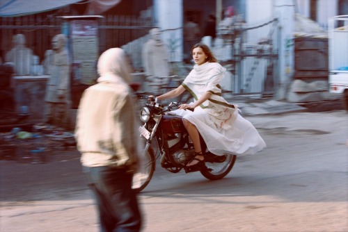 awelltraveledwoman:artifakts:Daria WerbowyMemories of riding on a motorcycle in a sari, Madras India