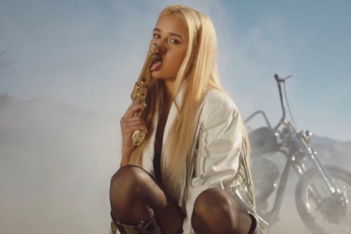 glossyfilm: tommy genesis - lucky