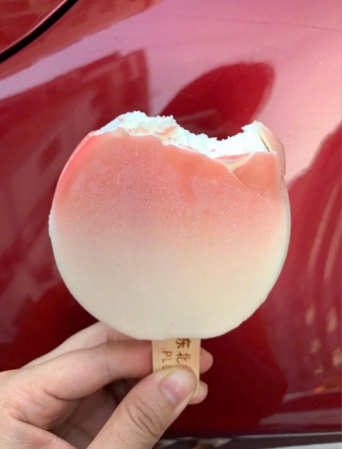 fuckyeahchinesefashion:peach ice cream in china. brand 东北大板