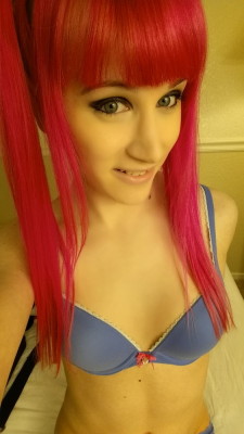 crossdressrs:  tsmayumi:  Reblog if you wanna see the bra come off =]  Cutie