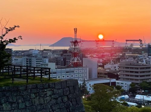 丸亀お城まつり 香川県丸亀市 #丸亀お城まつり #夕陽 #夕日 #夕焼け #まつり #祭り #香川県 #丸亀市 (丸亀城 Marugame Castle) https://www.instagram.