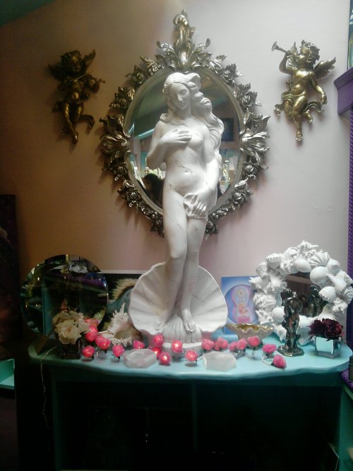 bayoread: eupheme-butterfly: oceanwitch: An Altar for Aphrodite  fffffffffffffffFFFFFFFFFF- *de