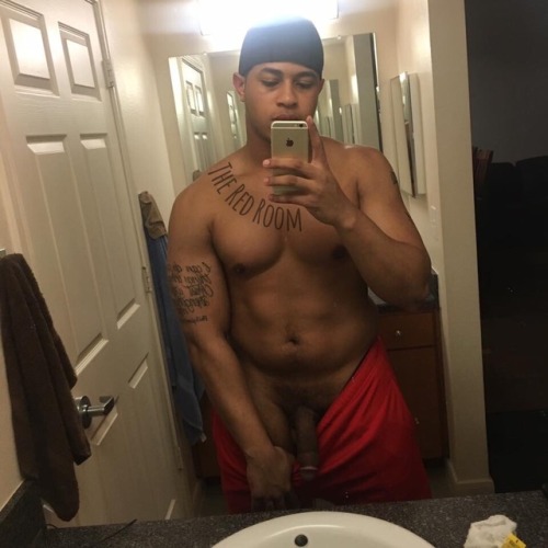 ultrajaystud:  chocolategeek:  dubtheseniggas:  isn’t he gay or DL?  Very nice👅👅👅  Sexy thick  Look at that body 😍😍😍