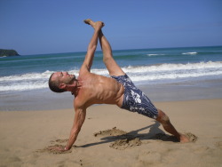 yogadudes:  Vashistasana Variation from Snehan Born, Kaua'i, Hawaii