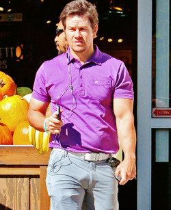 alekzmx:    Mark Wahlberg bulging 