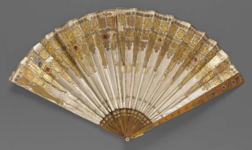 Early 19th century, Europe - Fan - White satin, tortoise shell clored sticks. Decorated with gold fo