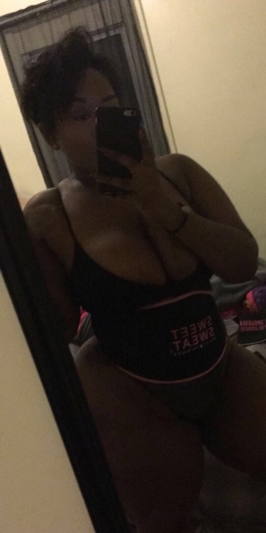 lebritanyarmor:  illuminatintern:  lebritanyarmor:  bored . so why not beat my face & train my waist ✊🏾  I wouldn’t know what to do with all that if she wrote me a manual.  hey 🙋🏾