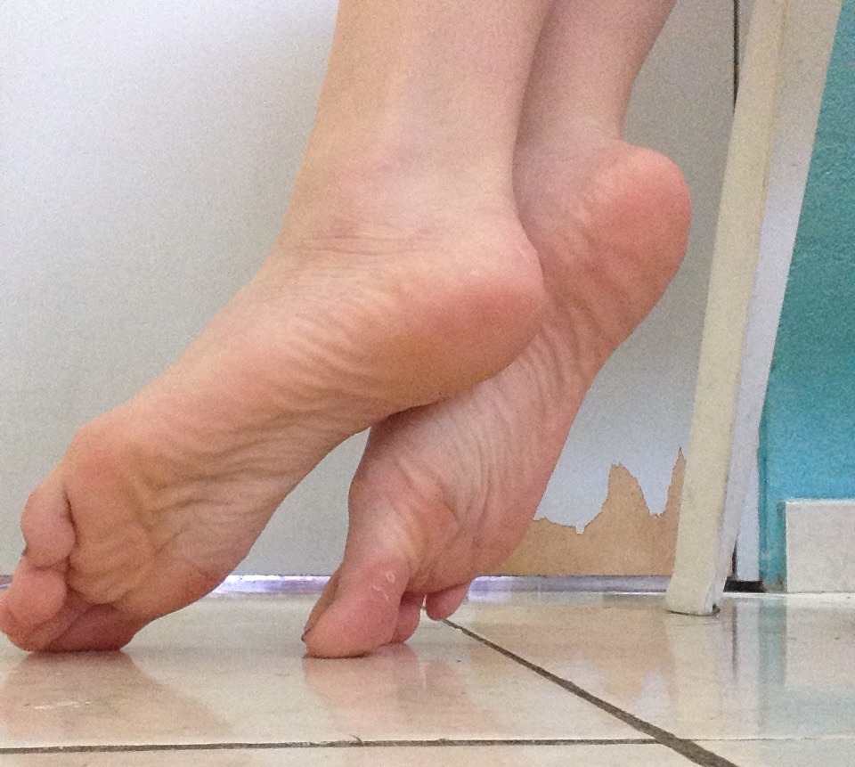princess-olivia:  to-the-valley-of-dreams:  My feet are US size 6 for those who are