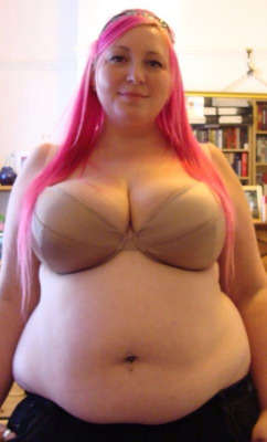 bbwbus:   Click here to fuck a local BBW. Registrations open for a limited time   Nice tummy n boobs.