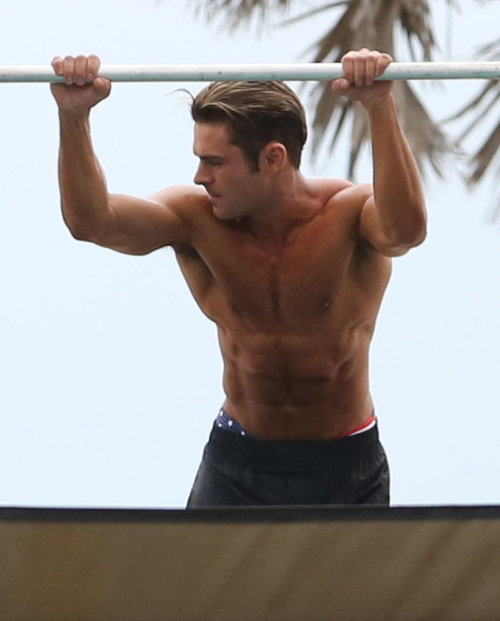 You’ll Definitely Need CPR After Seeing These Shirtless Zac Efron Photosjfpb