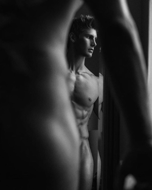 Playing in the shadows, the man in the mirror is no longer waiting for the limelight. Stunner @rcae