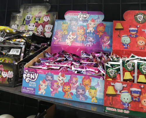 New MLP G5 stuff spotted at NYCC! These figural bag clips (or keychains) featuring the mane 5 and 2 