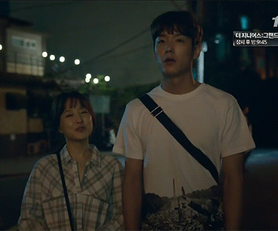thesuitelife547:  I…am so late in watching this episode haha. But still, Kwak Siyang looks good and I kind of really like him with Park Boyoung. The moment I saw that scene with them walking together I was like “Wow, they match well” hahaha. I