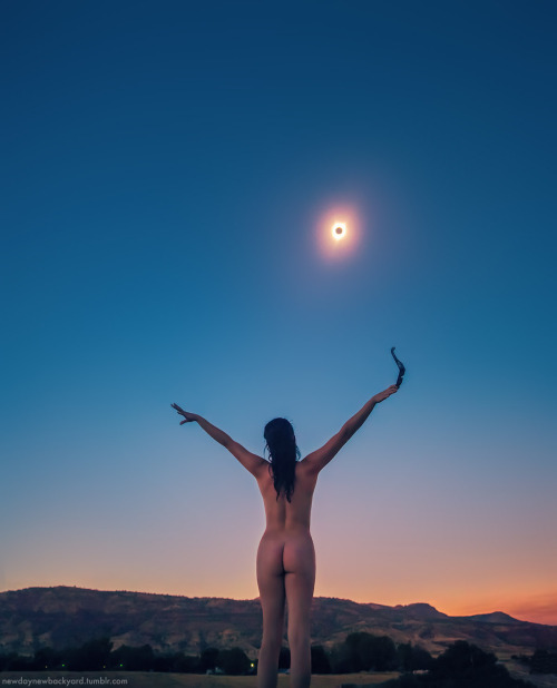 sunshineandhealth: mountainvalleynudism: newdaynewbackyard: Solar eclipse from the Path of Totality.