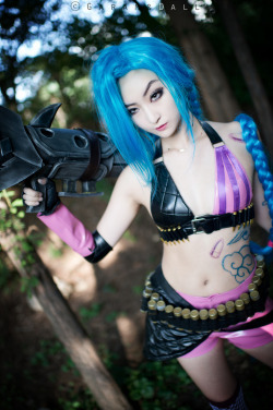 league-of-legends-sexy-girls:  Jinx Cosplay 