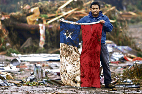 suslabiosmeenloquecen:  carpediemtuvidadisfrutabien:  CHILE PUEDE CONTRA TODO :)1.Terremoto 2010 (zona sur y centro)2.Terremoto 2014 (zona norte)3.Incendio 2014 (Valparaiso)  Chile nunca se rinde 