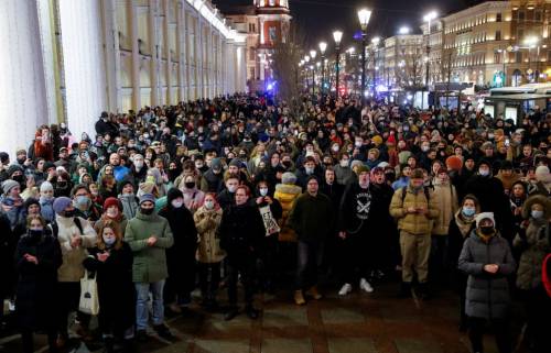 divinum-pacis: Anti-war marchers in St Petersburg protest against Vladimir Putin’s decision to