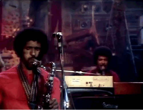 daysrunaway:  The Mothers of Invention play ‘Inca Roads’ (KCET Studios, August 1974) A Token Of His Extreme/Dub Room Special. Frank Zappa - Guitar, Vocals and Percussion George Duke - Keyboards and Vocals Ruth Underwood - Percussion Chester Thompson
