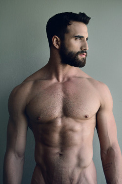 athleticbtmboi:  Wowww! Where is my husband?