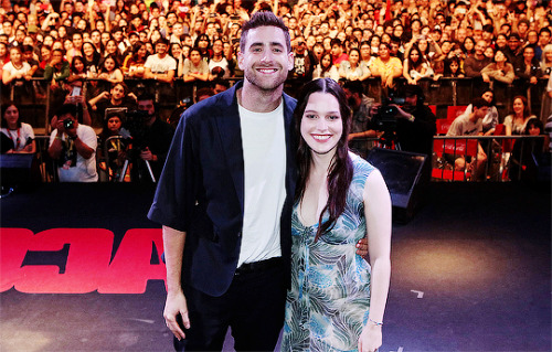 nessa007: Oliver Jackson-Cohen and Victoria Pedretti photographed at Argentina Comic-Con (3rd Decemb