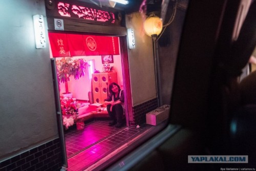 wannabeyourfuckpig: Red light district in Japan (3/3)(via Японские шлюхи - ЯПлакалъ)