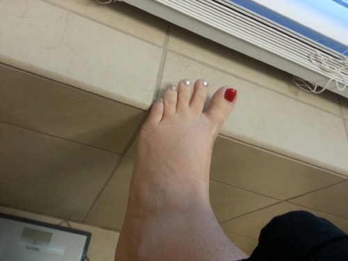 wvfootfetish: barefootlover: Thank you for the sumission! Great submission. I need more of submissio