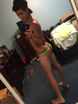 manthongsnstrings:  thongguyunderblr:  I love that guy :-)  rainbow brite!